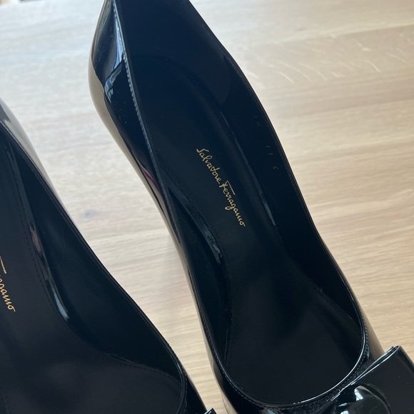 Ferragamo “Vara” Pumps [11 Women’s] - Picture 11 of 13